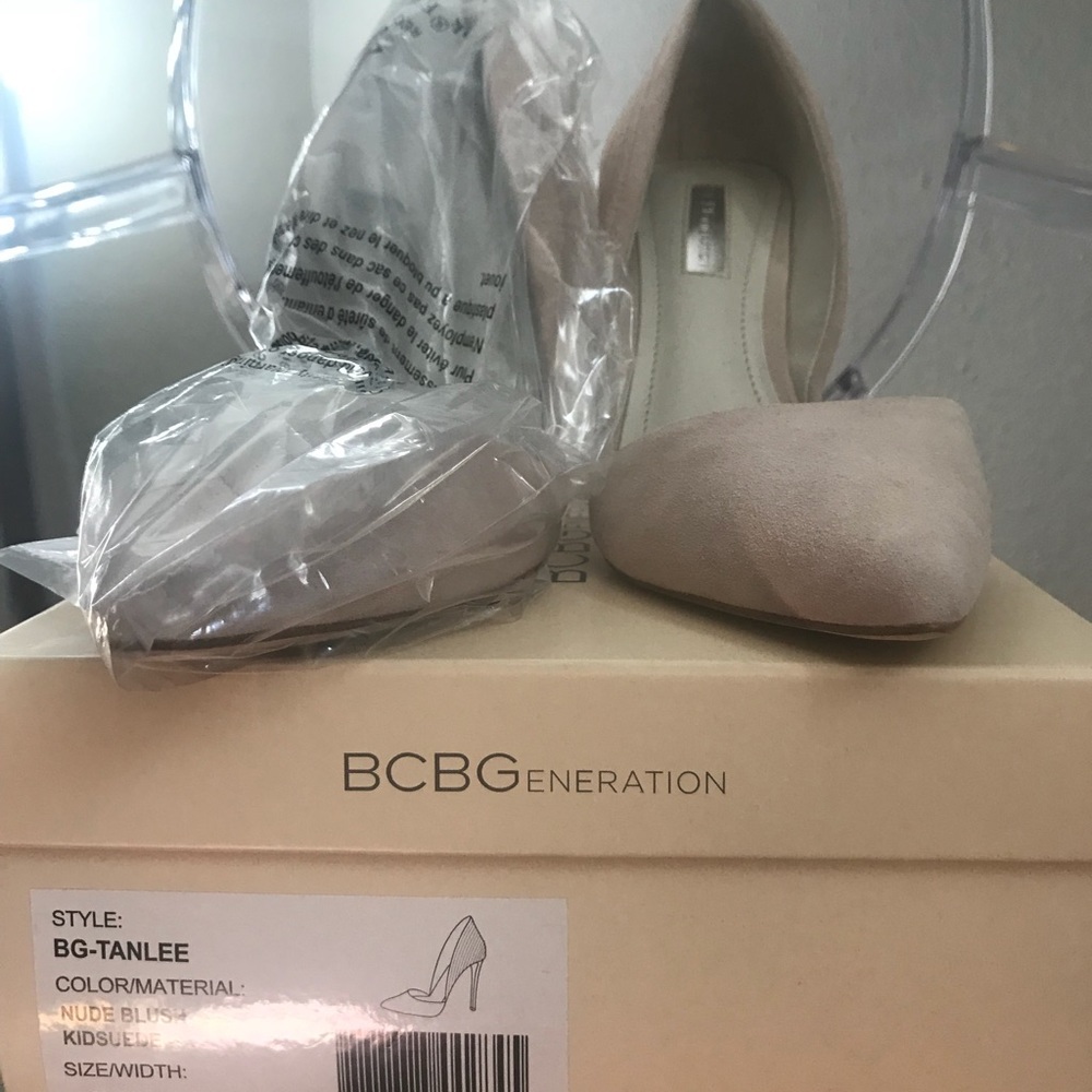 Brand new in box BCBG suede nude/blush pump